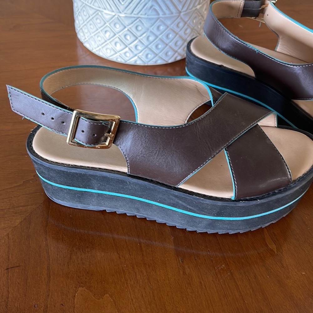 A. Brand leather sandals - Picture 3 of 4